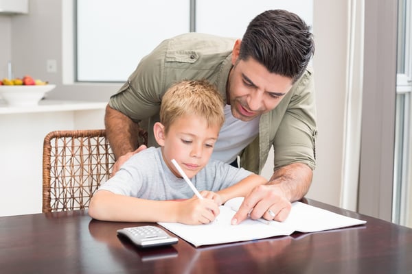 niño haciendo la tarea de clases en casa en un area adecuada