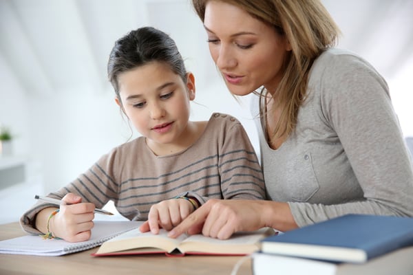 Una madre ayuda a su hija a realizar la tarea