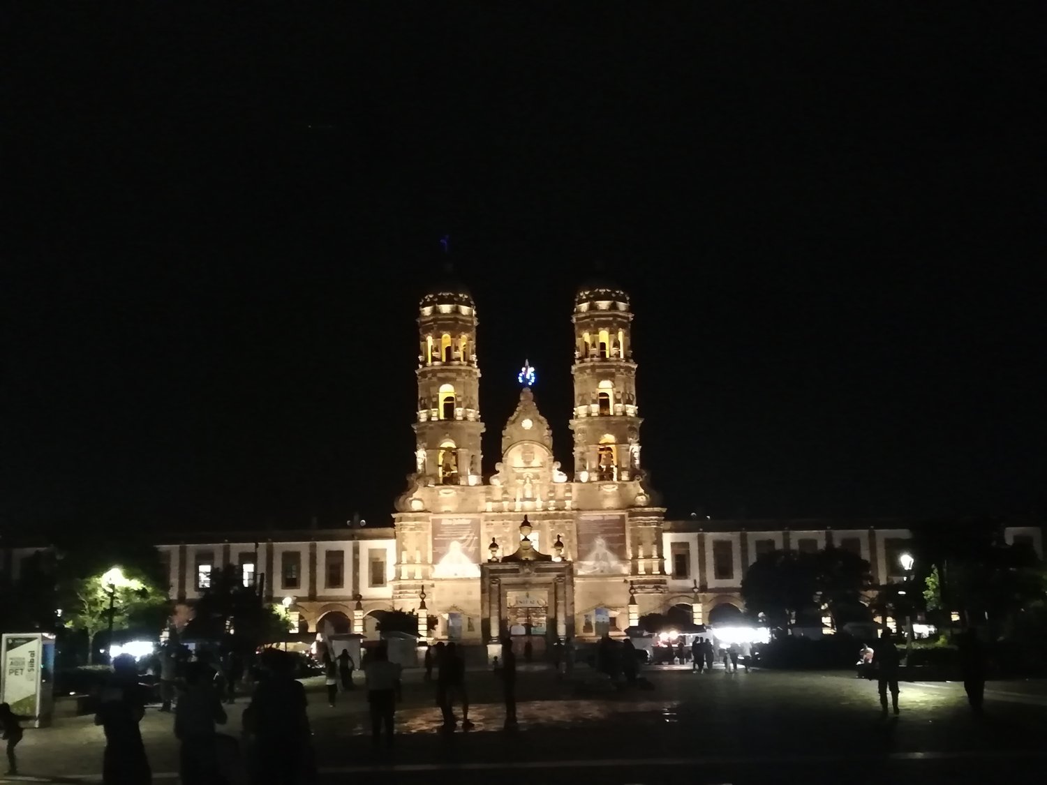La basílica de Zapopan vista desde la Plaza Juan Pablo II de noche.