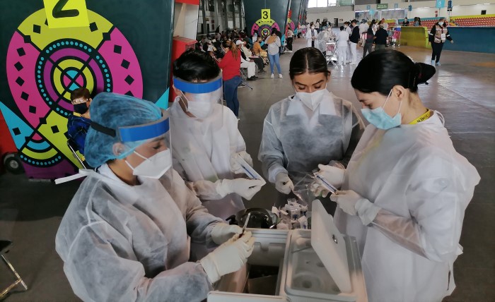 vacunación de profesores se ha realizado como una prioridad en México