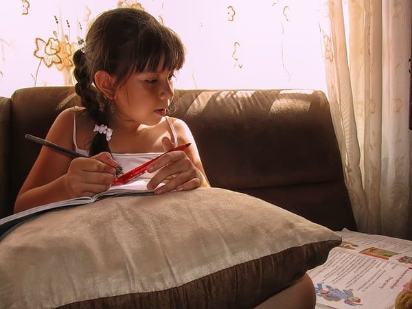 Una niña estudiando en su casa, imagen de Pixabay